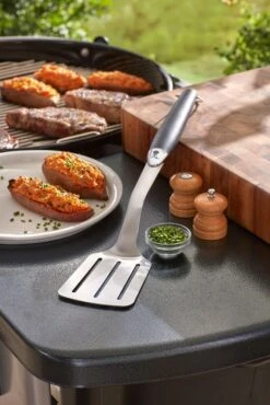 Weber® Premium Barbecuespatel - Roestvrij Staal, Zwart -Barbecue Wereld Verkoop weber premium barbecuespatel 1615542800 2 l